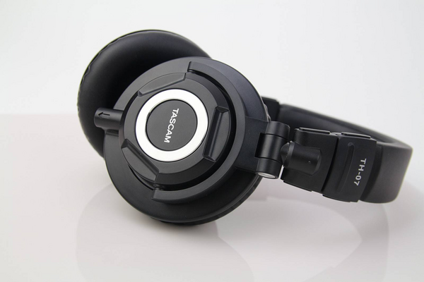 HIGH DEFINITION MONITOR HEADPHONES