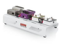 WHITE SMALL ALUMINUM PEDAL BOARD WITH GATOR CARRY BAG AND BOTTOM MOUNTING POWER SUPPLY
